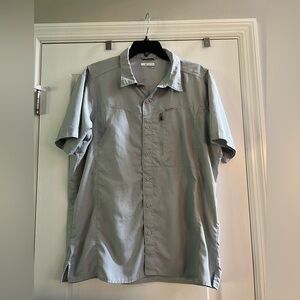 Men’s Columbia light gray button down fishing shirt. Omni-Wick. Size Large